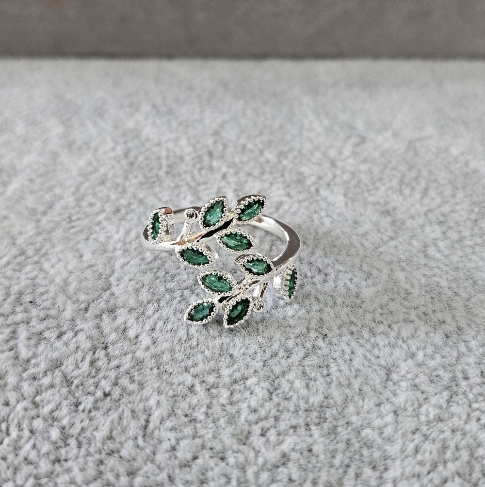 Open Leaf Ring - Picture 7 of 7